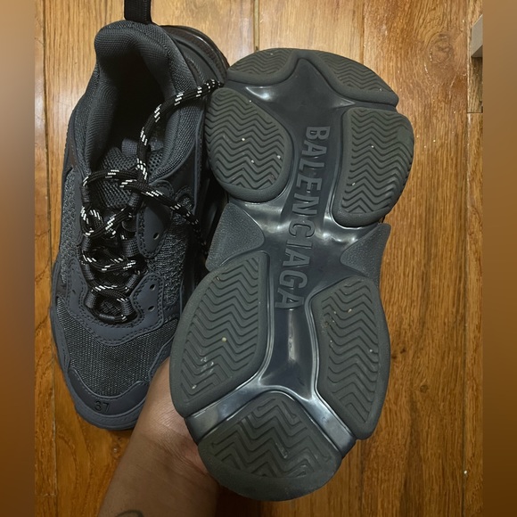 Balenciaga triple s sneakers…I couldn’t find this color on the website - Picture 3 of 6